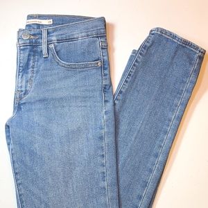 Levi’s 312 Shaping slim jeans (Size 25)